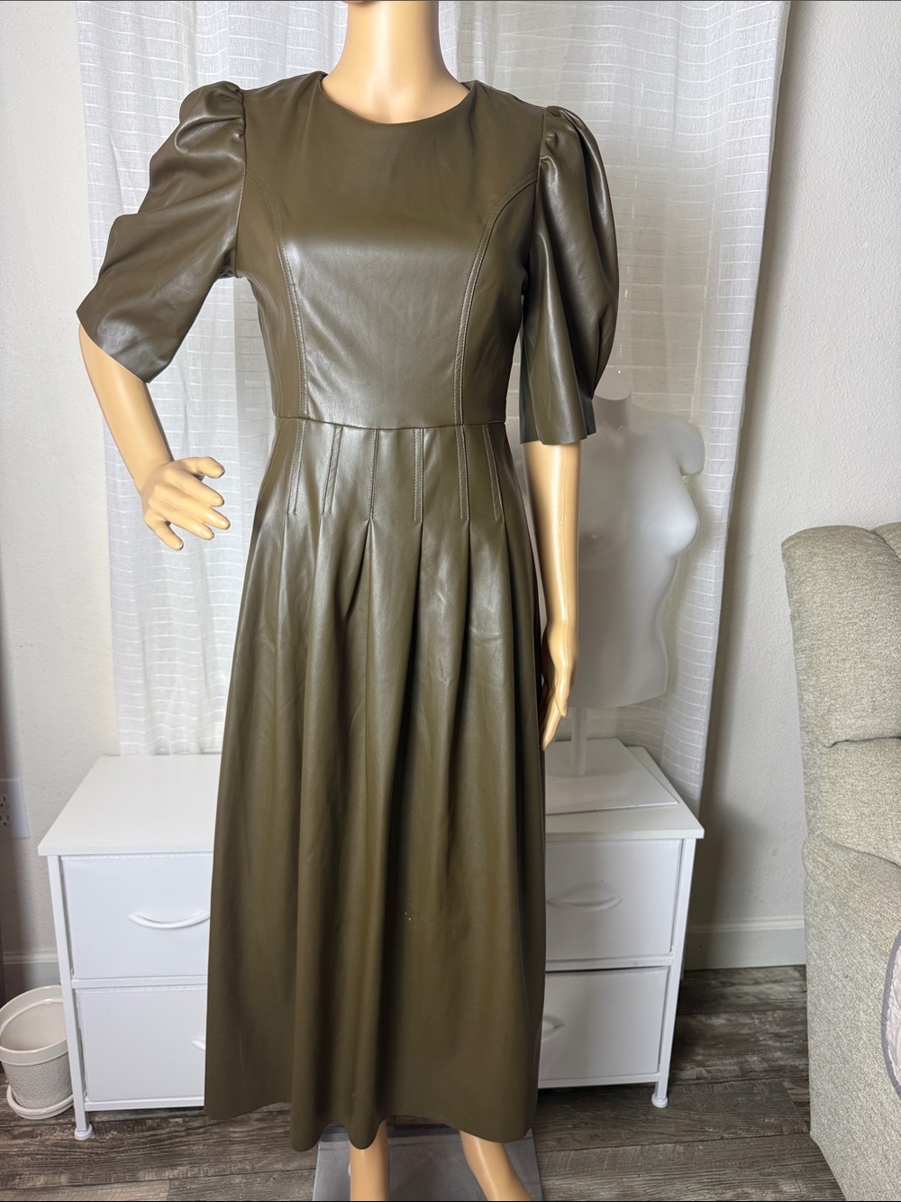 🌟En Saison 🌟Olive Green🌟 Faux Leather Puff-Sleeve Midi Dress, Small